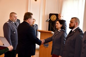 Wiceminister Jarosław Zieliński gratuluje oficerom policji