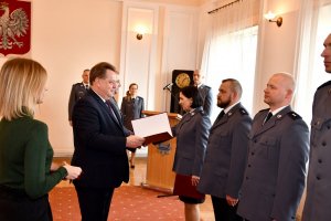 Wiceminister Jarosław Zieliński gratuluje oficerom policji