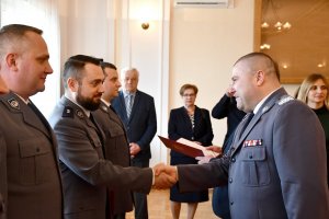 Generał Daniel Kołnierowicz gratuluje oficerom policji