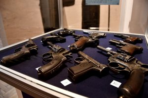 szklana gablota z historycznymi pistoletami, których używała kiedyś Policja