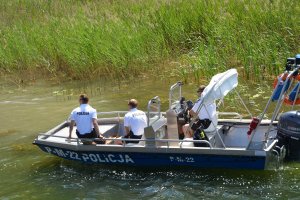policjanci w białych koszulkach na policyjnej łodzi
