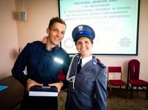 sierżant Agata Kalinowska wraz z mężem policjantem,  ubranym w mundur