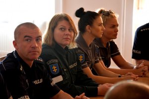 Zdjęcie przedstawia trzy litewskie policjantki oraz naczelnika wydziału prewencji komendy wojewódzkiej policji w Białymstoku.