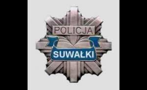 Zdjęcie w kolorze. gwiazda policyjna z napisem POLICJA SUWAŁKI
