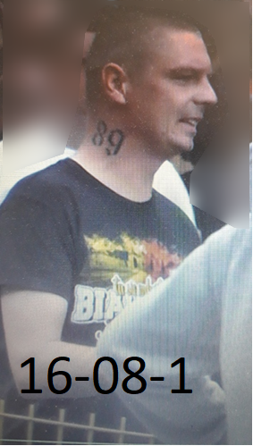 mężczyzna z tatuażem na szyi