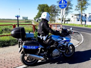 policjant ruchu drogowego jedzie motocyklem