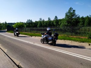 policjanci ruchu drogowego na motocyklach
