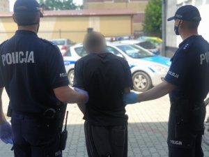policjanci trzymają mężczyznę
