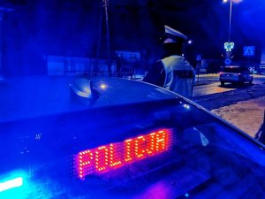 napis policja wyświetlany na panelu w samochodzie za pojazdem mężczyzna w mundurze