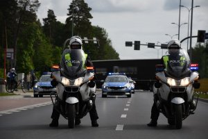 policjanci na motocyklach, dalej radiowóz