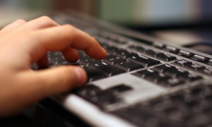 Dłoń na klawiaturze komputera