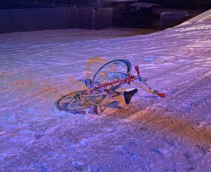 Rower leżący na śniegu.