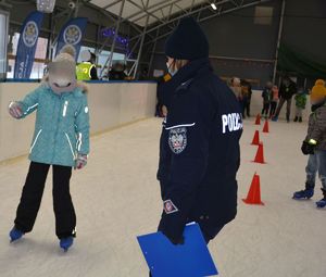 policjantka z dziećmi na lodowisku