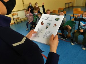policjantka na zajęciach z dziećmi