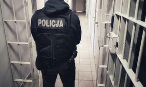 policjant na korytażu