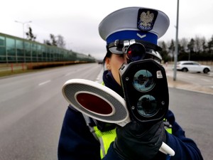 Policjantka trzyma miernik prędkości