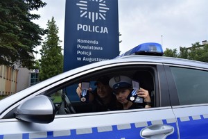 policjanci z medalami w samochodzie