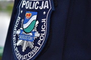 policyjna naszywka na mundur z napisem Komenda powiatowa Policji w Augustowie