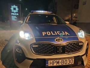 Radiowóz na tle KPP w Sejnach