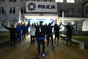 Policjanci i uczestnicy biegu z Pochodnią Strzegących Prawa na rzecz Olimpiad Specjalnych